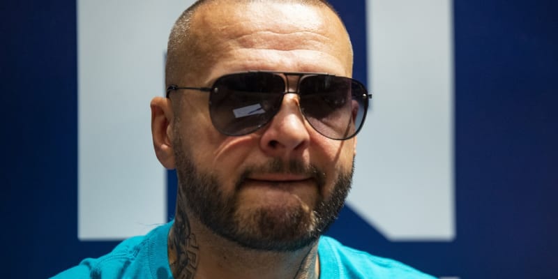 Slovenský rapper zveřejnil záběry pachatele, který si z jeho domu odnesl cennosti za miliony.