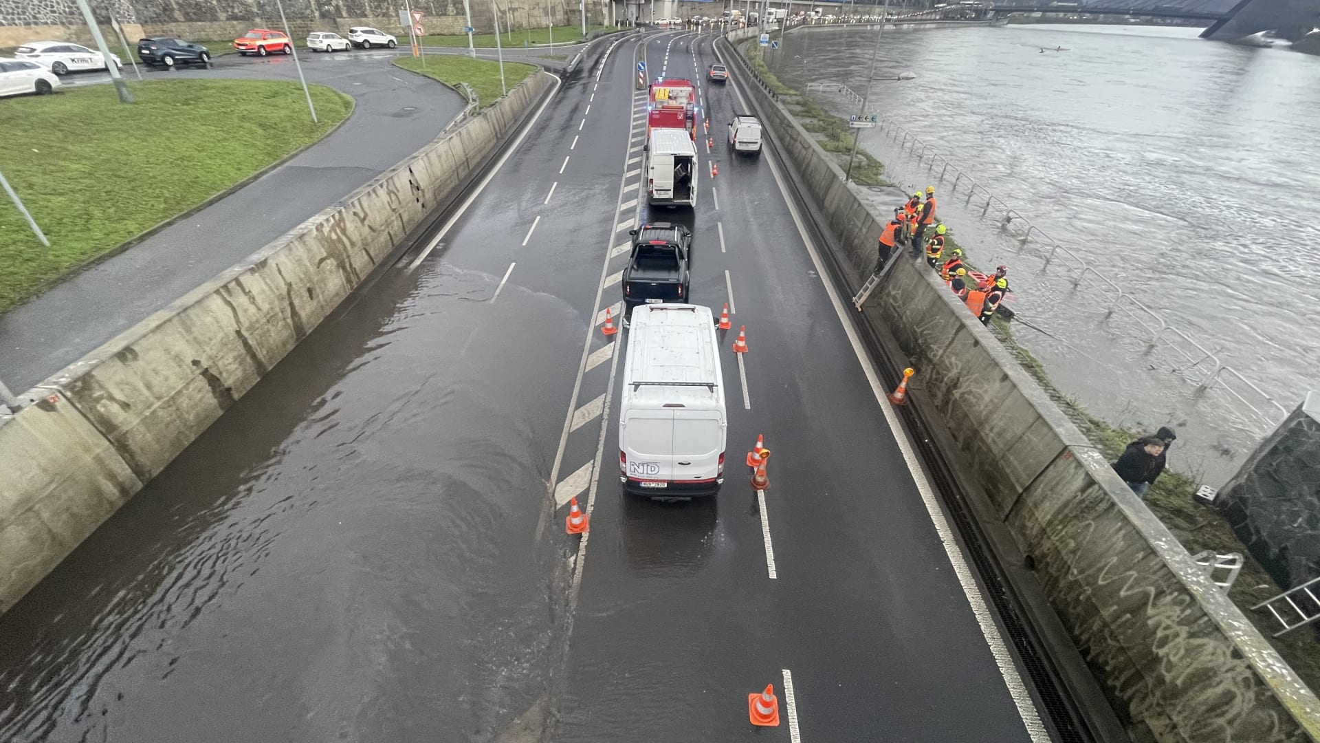 Zaplavení silnice měla předejít protipovodňová vana (4. 1. 2024).