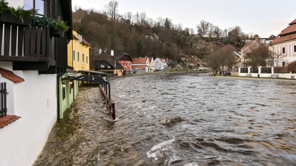 Hladina Vltavy v Českém Krumlově byla na třetím stupni povodňové aktivity už 30. prosince 2023.