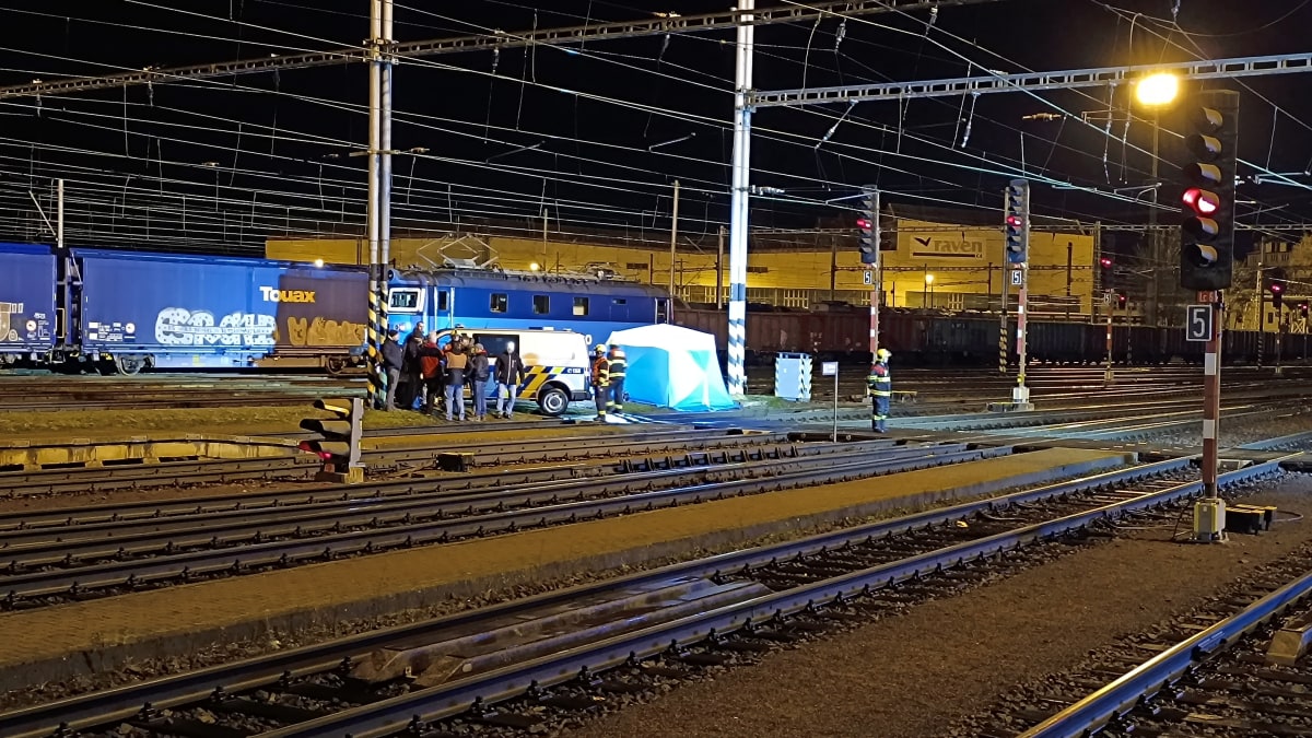 Policie na nádraží v Hradci Králové pátrala po nebezpečném pachateli. 