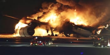 Ohnivé peklo v Tokiu: Mysleli jsme, že zemřeme. Cestující popsali hrůzy na japonském letišti