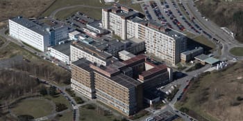 Zděšení v plzeňské nemocnici. U operačního sálu hořelo, evakuováno bylo 45 lidí