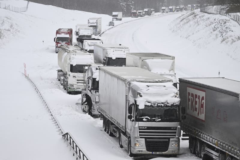 Extrémní mrazy a husté sněžení sužují Skandinávii.