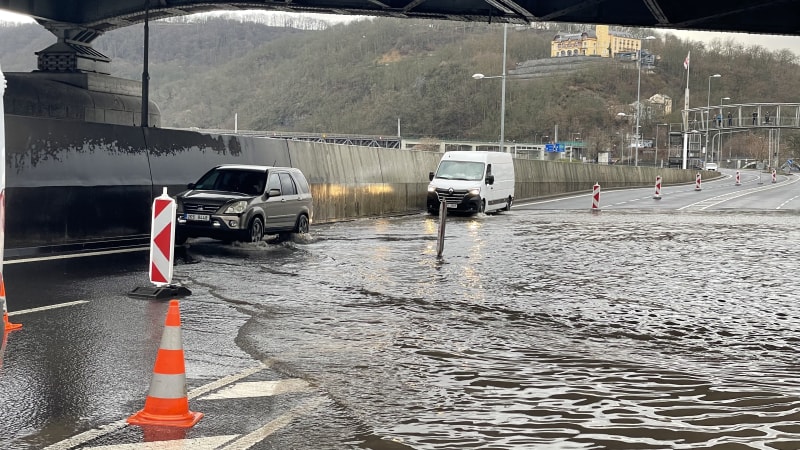 Zaplavení silnice v Ústí nad Labem měla předejít protipovodňová vana (4. 1. 2024).
