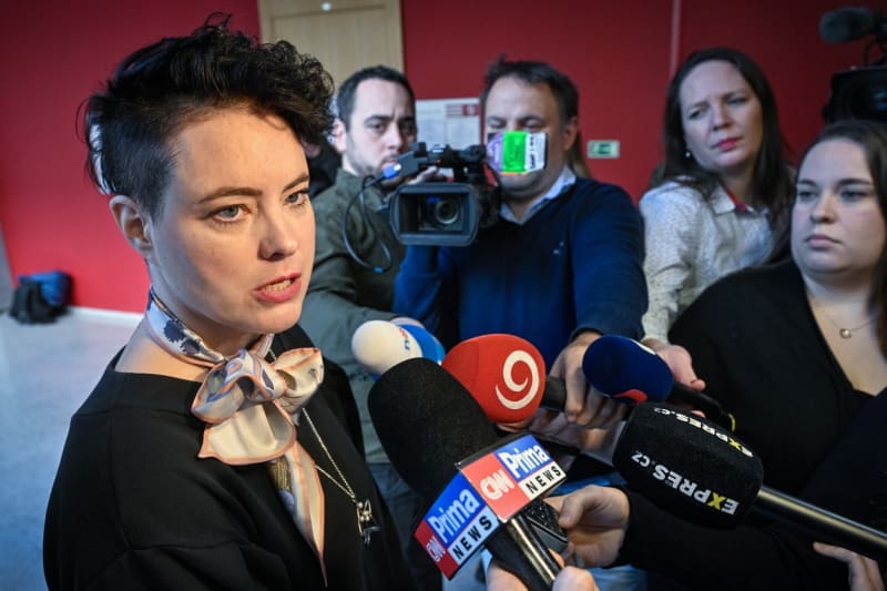 Advokátka Lucie Hrdá u soudu s Janem Cimickým (4. 1. 2023)
