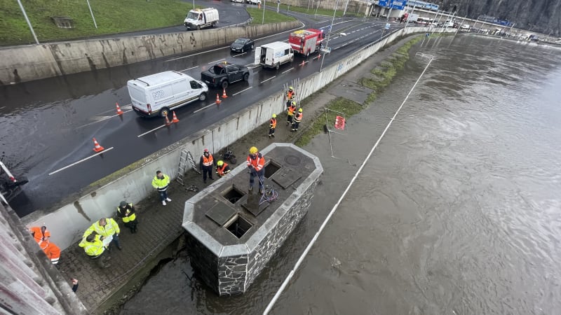 Zaplavení silnice měla předejít protipovodňová vana (4. 1. 2024).