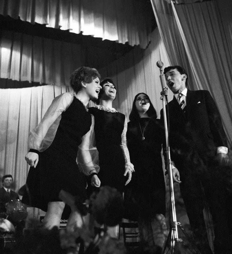 Vlasta Kahovcová s Yvonne Přenosilovou, Drahomírou Vlachovou a Karlem Gottem v Divadle Apollo v roce 1966. 