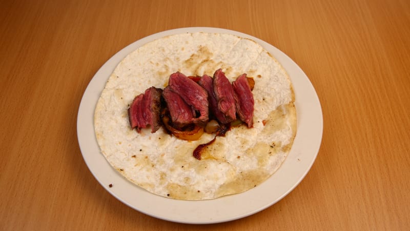 Prostřeno: Fajitas s hovězím flank steakem, chimichurri, tortilla, smetana a guacamole