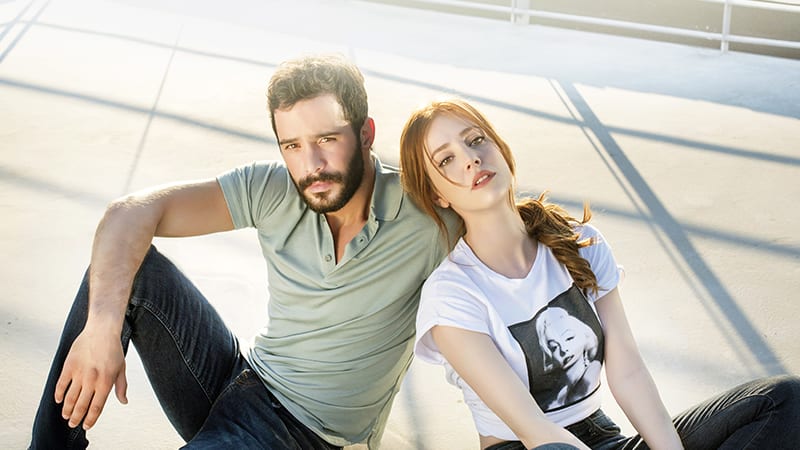 Ve hře je láska v novém tureckém romantickém komediálním seriálu