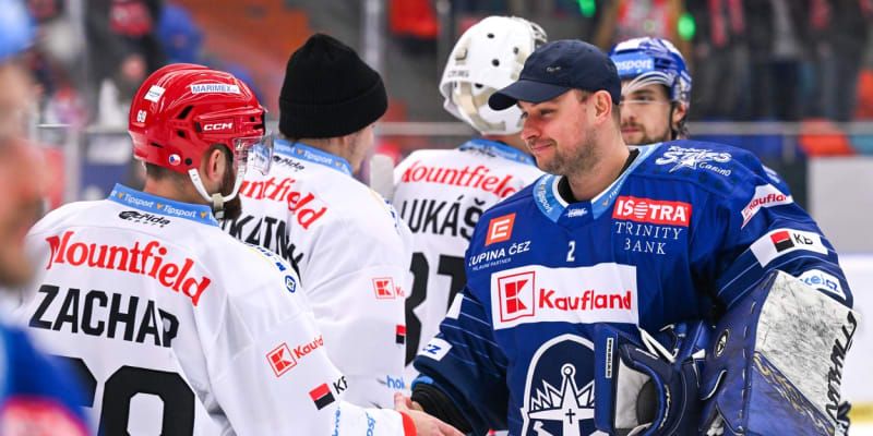 Slovenský hokejový brankář Julius Hudáček v dresu extraligového Kladna si podává ruce se soupeři z Hradce Králové.