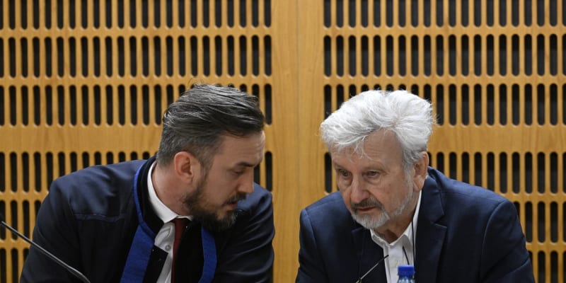 Jan Cimický s advokátem Miroslavem Kučerkou (4. 1. 2024)