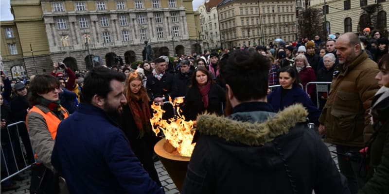 Setkání a pietní průvod nazvaný Přenesení světla, který je první akcí iniciativy Měsíc pro fakultu, 4. ledna 2024, Praha.