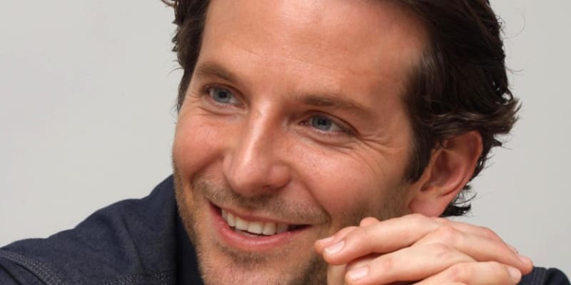Bradley Cooper před časem přiznal, že se ve třiceti léčil se závislostí na drogách.