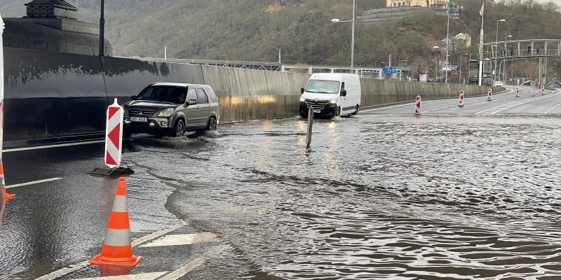 Zaplavení silnice v Ústí nad Labem měla předejít protipovodňová vana (4. 1. 2024).