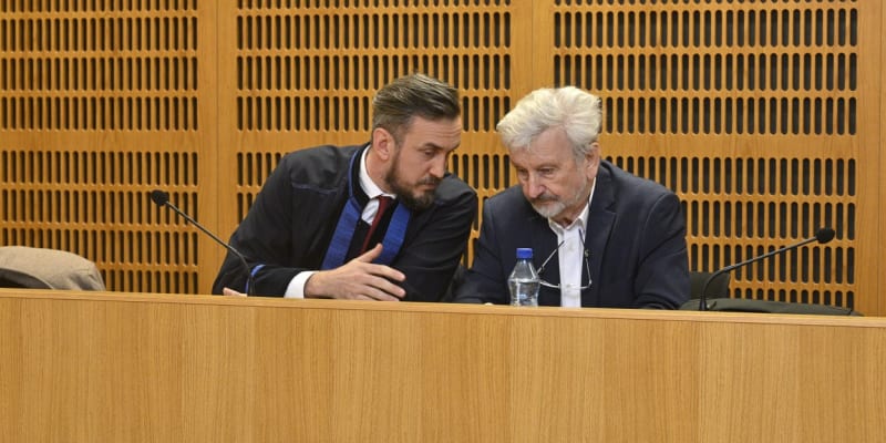 Jan Cimický s advokátem Miroslavem Kučerkou (4. 1. 2024)