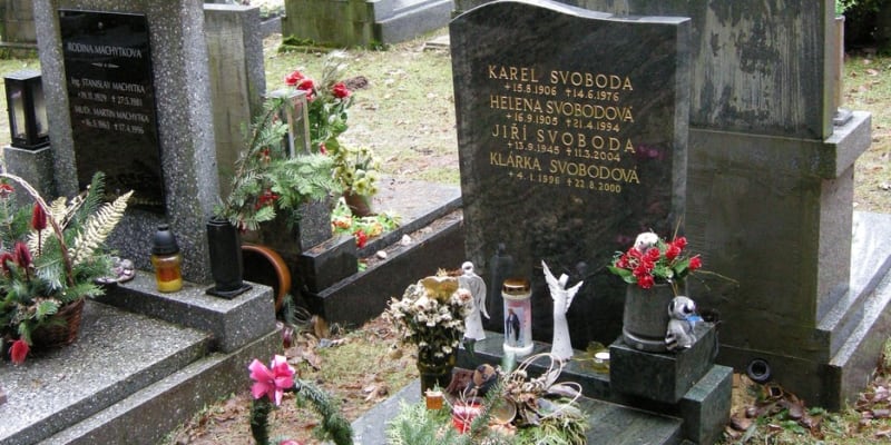 Hrob Karla Svobody a jeho dcery Kláry. 