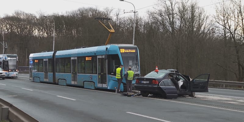 Řidič osobního auta po srážce s tramvají v Ostravě-Porubě zemřel (4. 1. 2024).