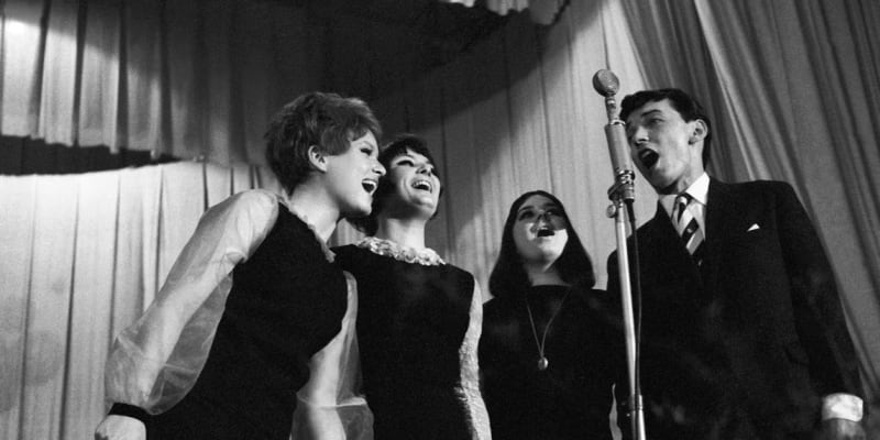 Vlasta Kahovcová s Yvonne Přenosilovou, Drahomírou Vlachovou a Karlem Gottem v Divadle Apollo v roce 1966. 