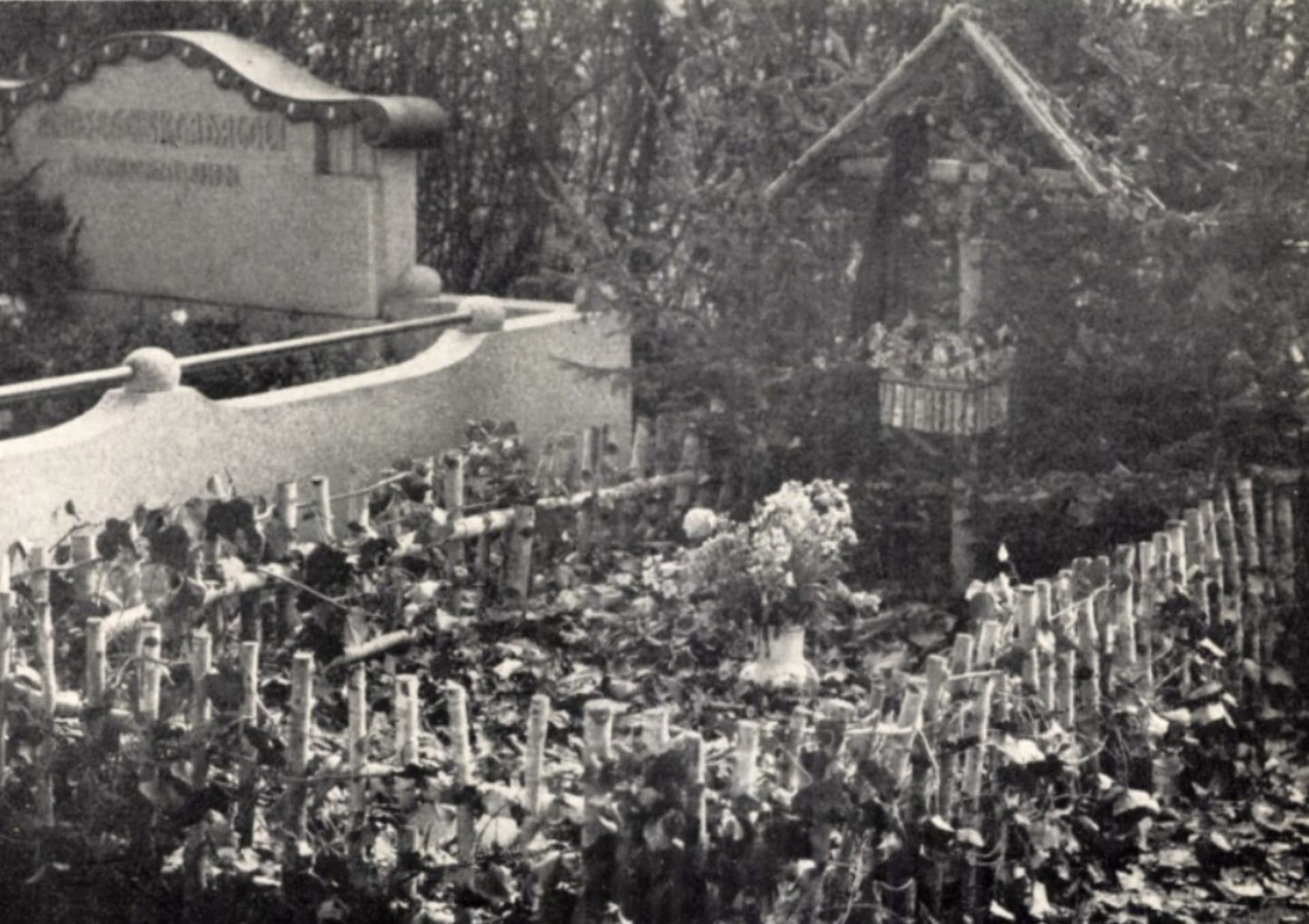 Wolkerův hrob ve dvacátých letech. Foto z knihy Zdeny Wolkerové z roku 1937