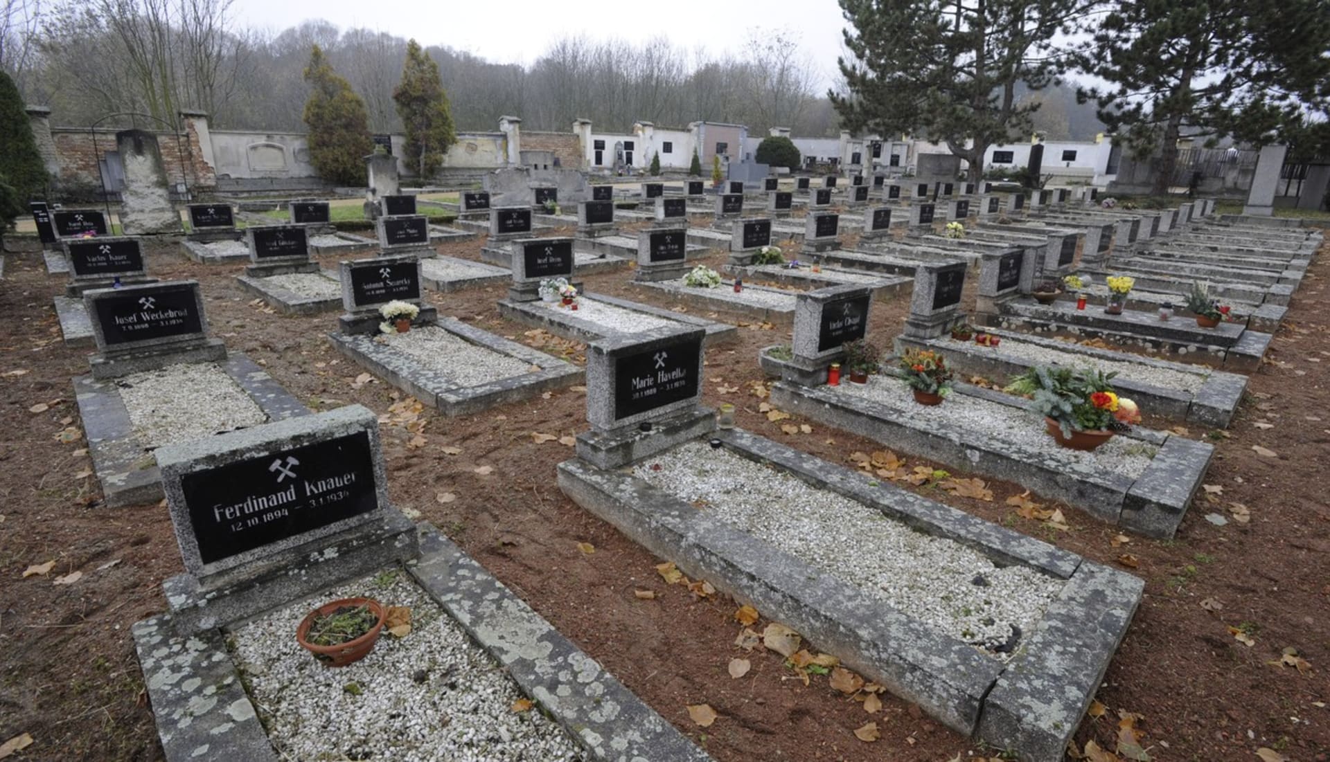 Hroby obětí neštěstí v hnědouhelném dole Nelson na hřbitově v Duchcově na Teplicku