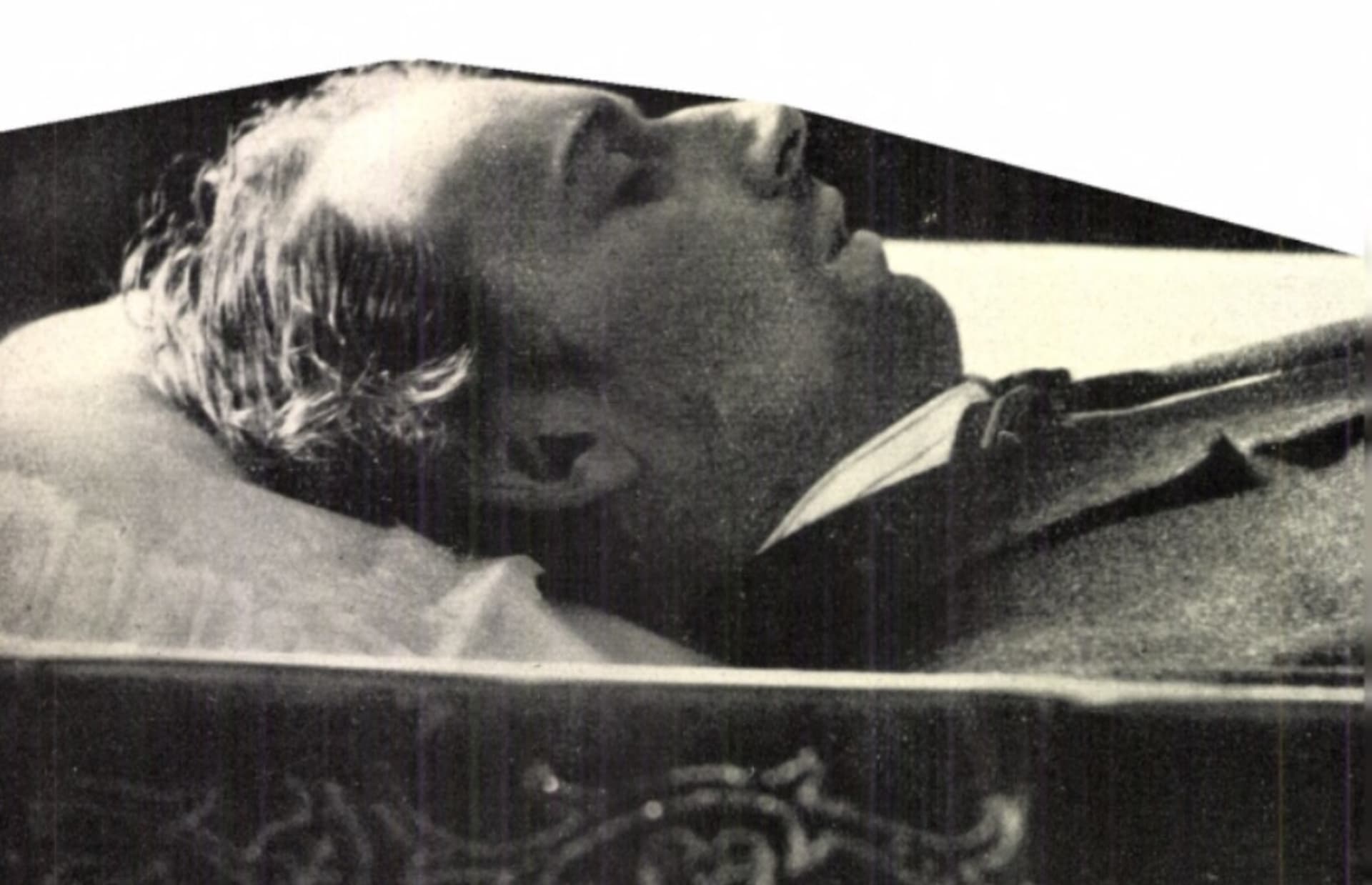 Jiří Wolker v rakvi, zřejmě 5. ledna 1924. Foto z knihy Zdeny Wolkerové z roku 1937
