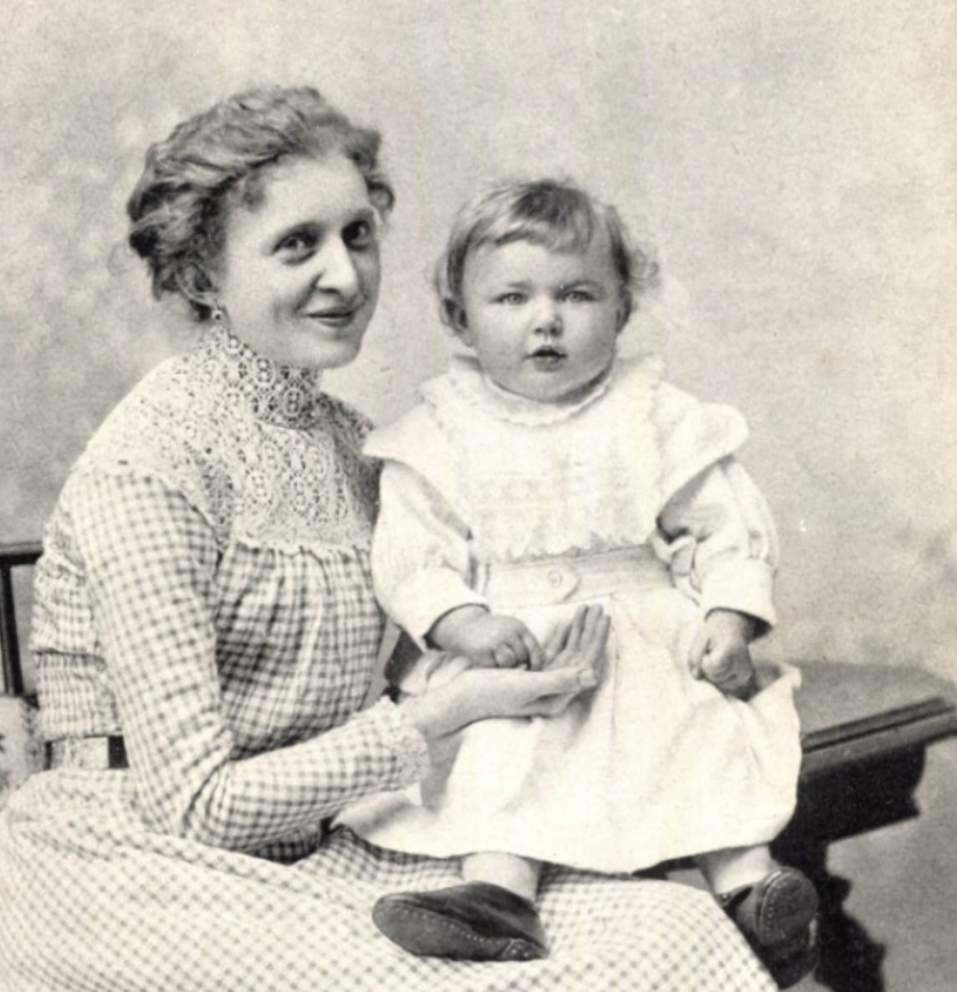 Roční Jiří Wolker s matkou Zdenou. Foto z knihy Zdeny Wolkerové z roku 1937
