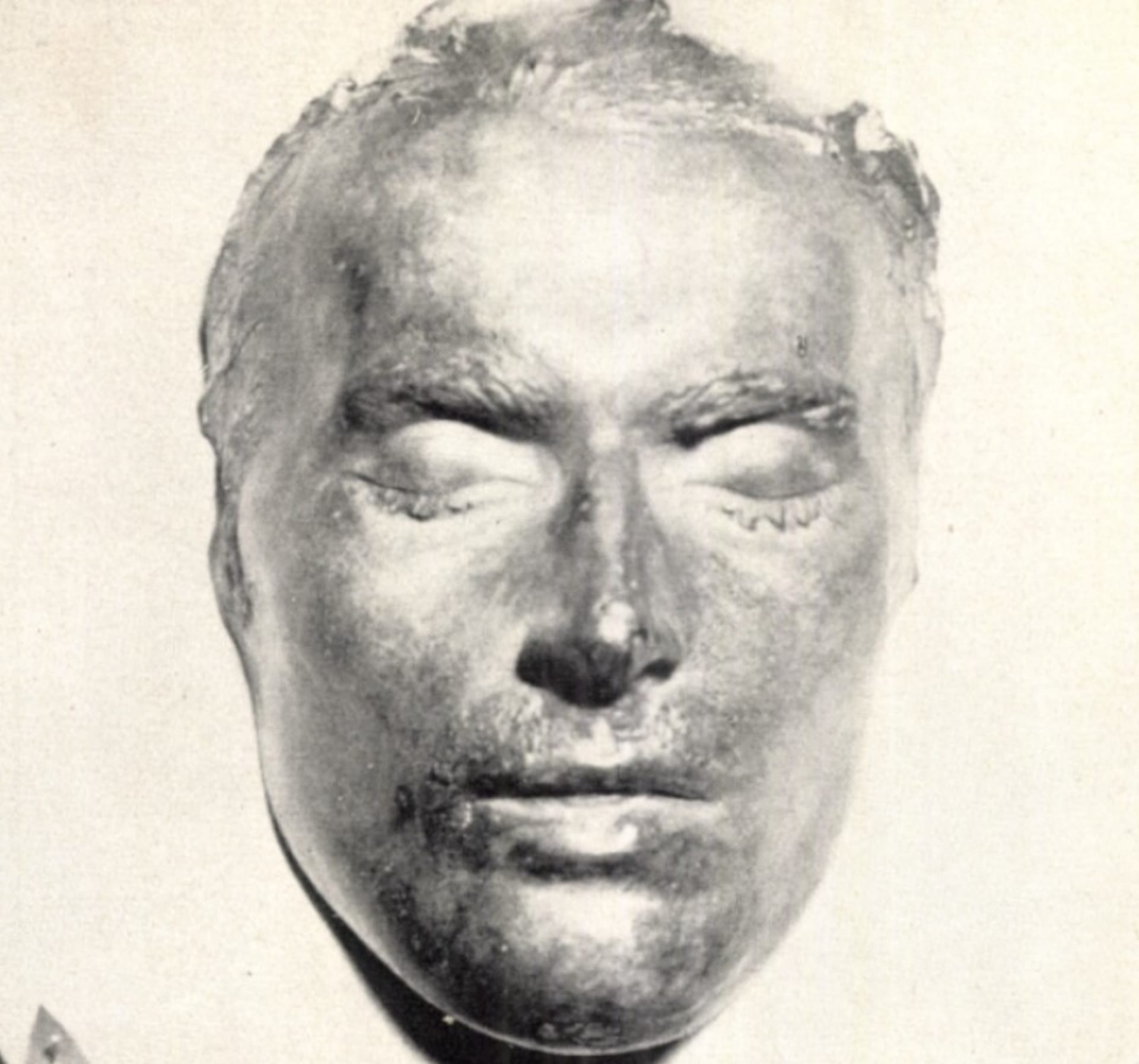 Posmrtná maska Jiřího Wolkera. Foto z knihy Zdeny Wolkerové z roku 1937