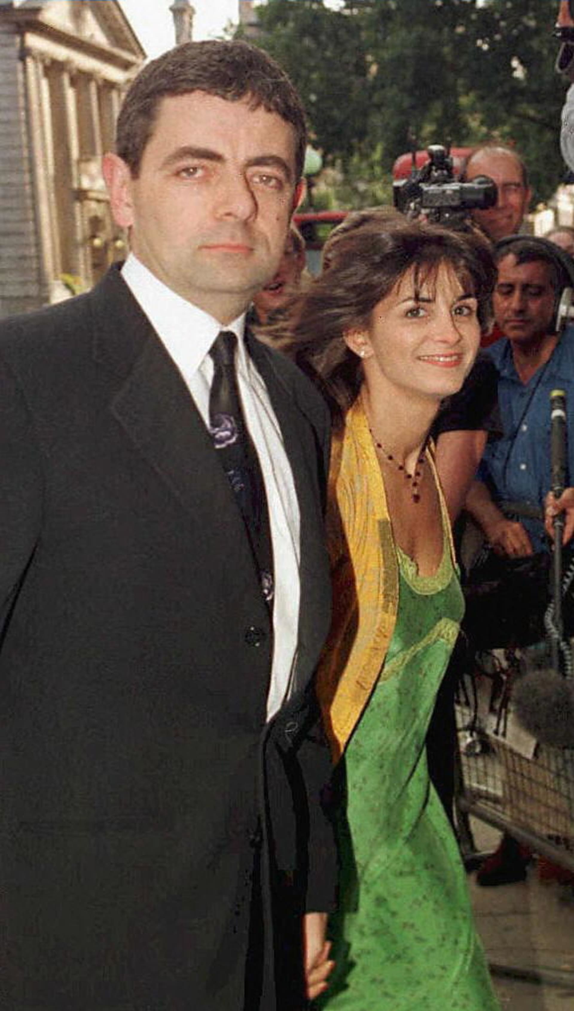 Rowan Atkinson s manželkou Sunetrou (1998)