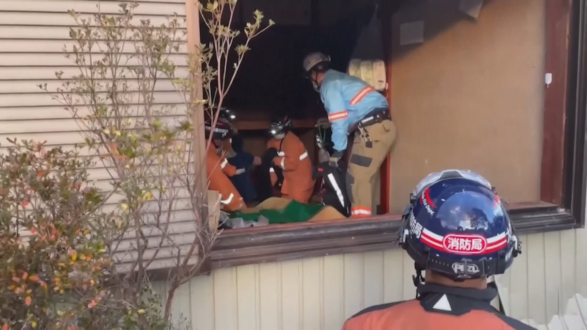 Záchranářům v Japonsku se podařilo po několika dnech vysvobodit ze sutí stařenku.