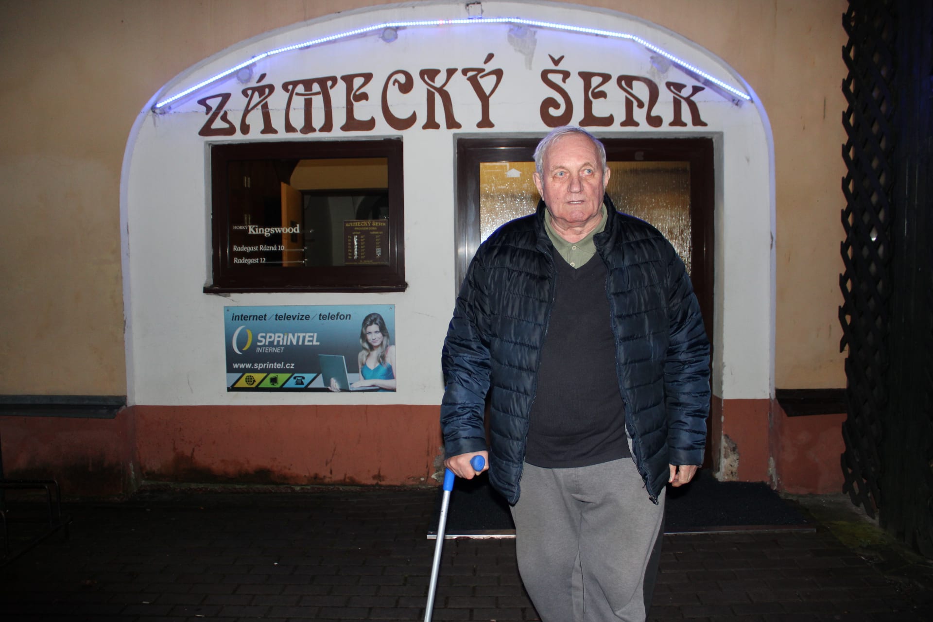 V Zámeckém šenku v Kralicích na Hané seděl jediný štamgast, zakladatel místní buňky ANO Zdeněk Zachar. Už jde domů.