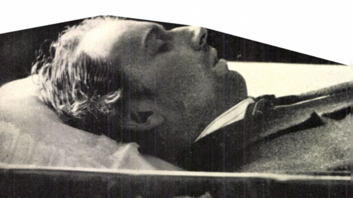 Jiří Wolker v rakvi, zřejmě 5. ledna 1924. Foto z knihy Zdeny Wolkerové z roku 1937.