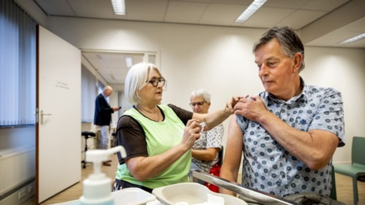 Novou vakcínu proti covidu dosud využilo pouze 272 tisíc seniorů v České republice. Mnozí přitom spadají do rizikové skupiny. (Ilustrační snímek)