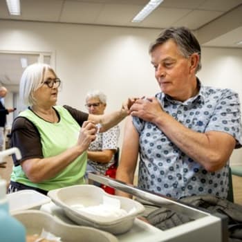 Novou vakcínu proti covidu dosud využilo pouze 272 tisíc seniorů v České republice. Mnozí přitom spadají do rizikové skupiny. (Ilustrační snímek)