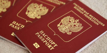 Putin začal rozdávat ruské pasy cizincům. Nový zákon cílí i na Čechy, říká Just