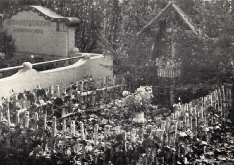 Wolkerův hrob ve dvacátých letech. Foto z knihy Zdeny Wolkerové z roku 1937