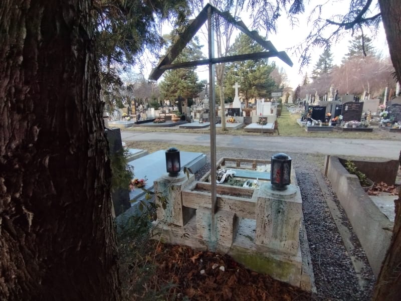 Hrob Jiřího Wolkera v Prostějově. Slavný epitaf ale na hrobě není uveden celý, chybí polovina textu. 