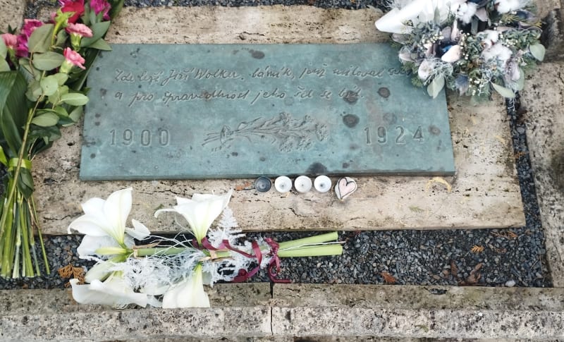 Hrob Jiřího Wolkera v Prostějově. Slavný epitaf ale na hrobě není uveden celý, chybí polovina textu.