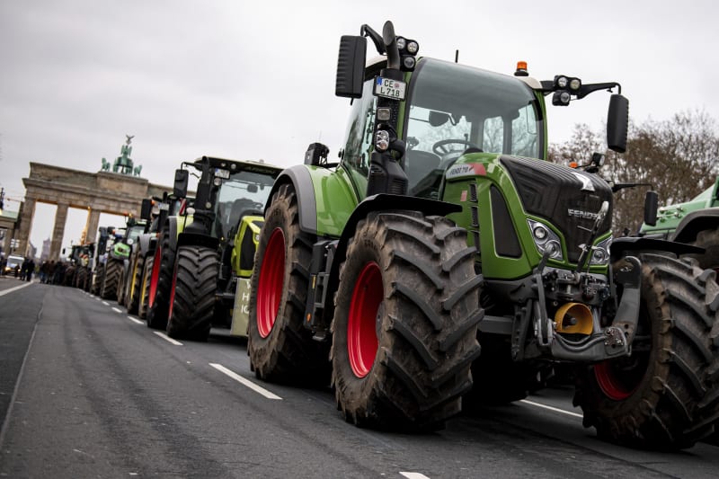 Němečtí zemědělci protestují proti opatřením německé vlády.