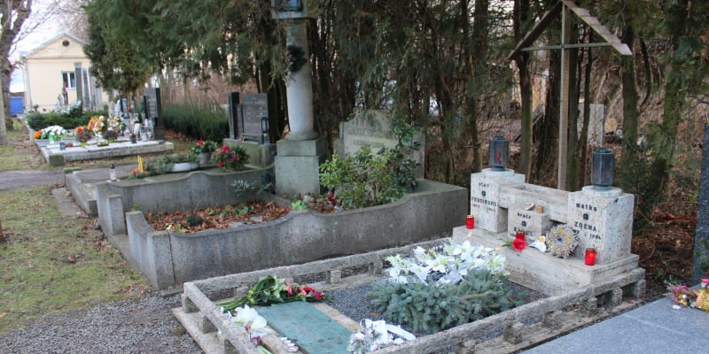 Hrob Jiřího Wolkera v Prostějově. Slavný epitaf ale na hrobě není uveden celý, chybí polovina textu. 