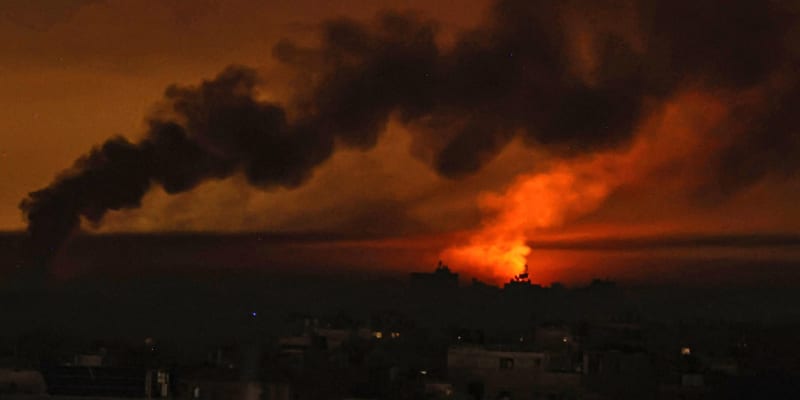 Dým nad Pásmem Gazy po izraelských náletech