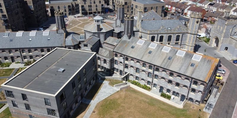 Z bývalé věznice Kingston v anglickém Portsmouthu, která sloužila do roku 2013 pro doživotně uvězněné zločince, je nyní bytový dům s 83 moderními byty.
