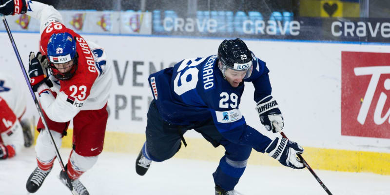 Finský hokejista uniká českému soupeři v zápase o 3. místo na MS dvacítek.