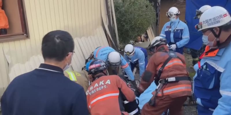 Záchranářům v Japonsku se podařilo po několika dnech vysvobodit ze sutí stařenku.