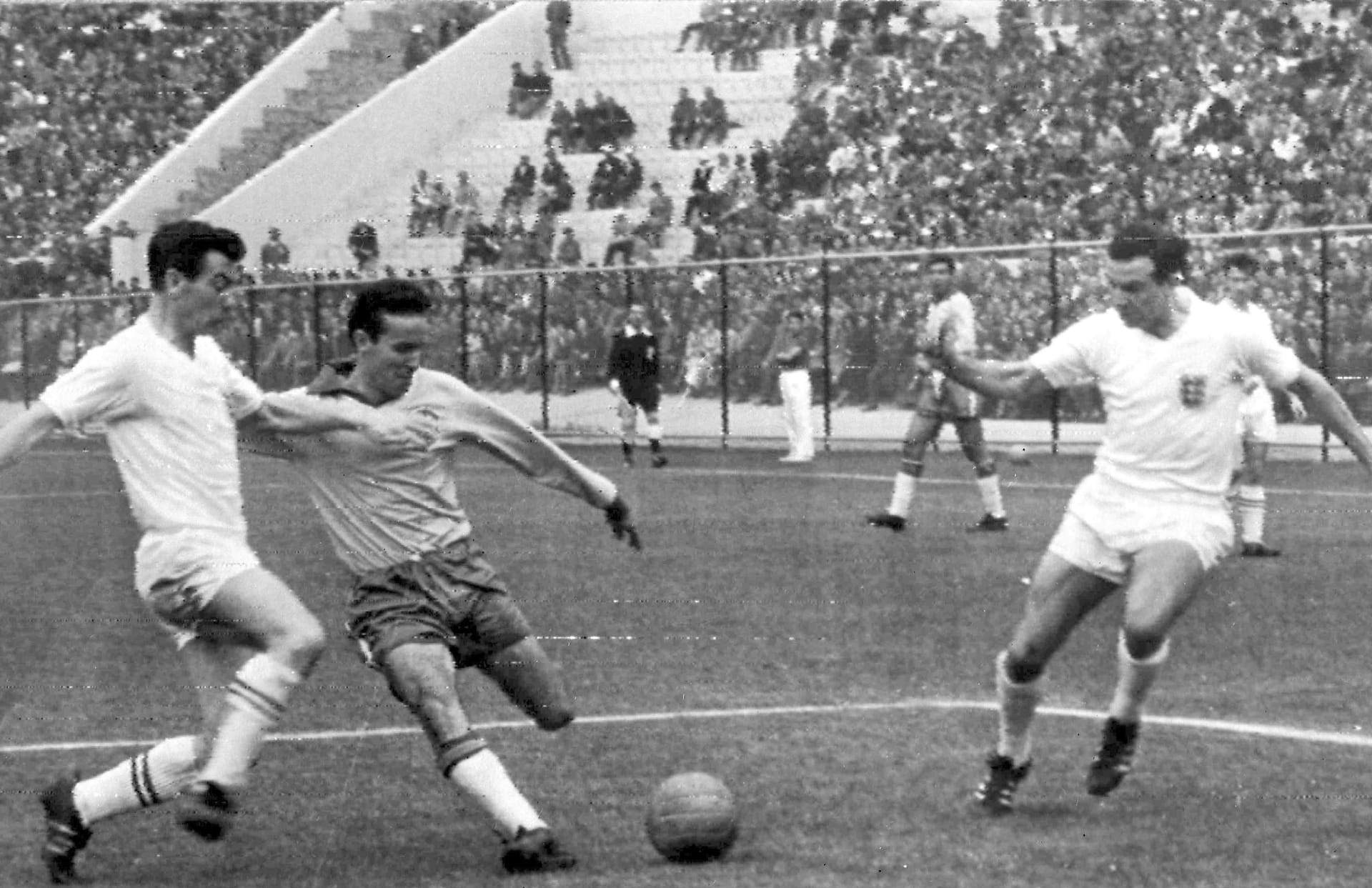 Ve věku 92 let zemřela brazilská fotbalová legenda Mário Zagallo (druhý zleva).