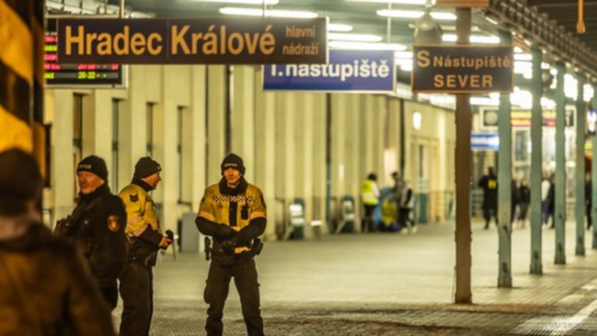 Vražda mladého chlapce na nádraží v Hradci Králové místní šokovala. Přiznávají, že se na místě necítí bezpečně.