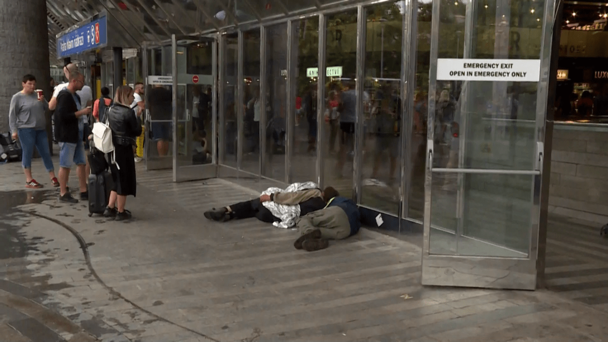 Bezdomovci na nádraží v Praze
