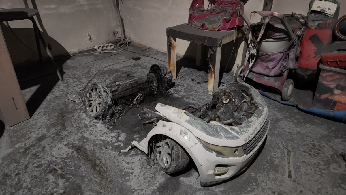 V pražském bytě hořelo elektrické auto pro děti.