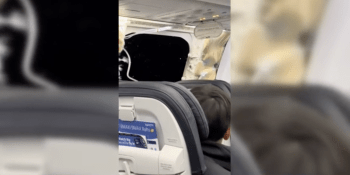 Horor na palubě: Plnému letadlu ve vzduchu odpadlo okno, cestující situaci natočili