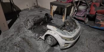 V pražském domě hořelo elektrické auto pro děti. Hasiči museli evakuovat téměř 30 lidí