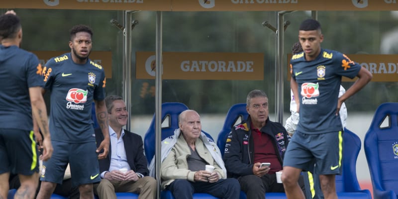 Ve věku 92 let zemřela brazilská fotbalová legenda Mário Zagallo (uprostřed).